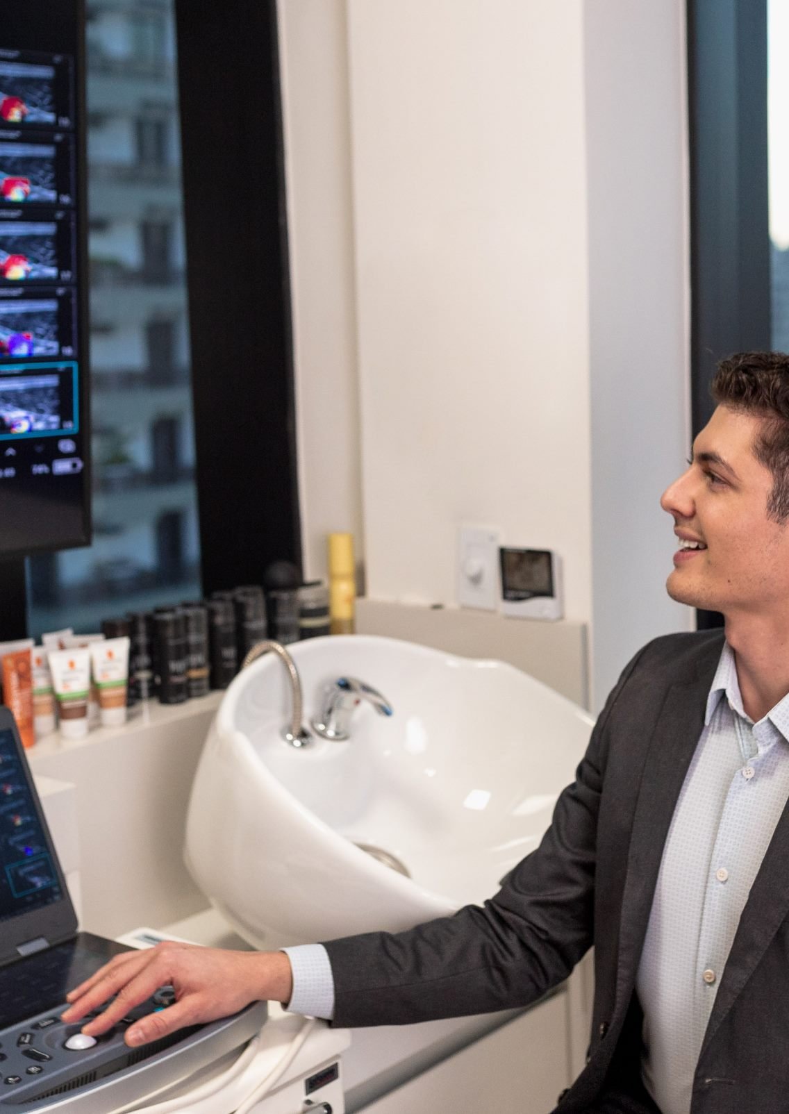 Equipamento de ultrassom microfocado no consultório